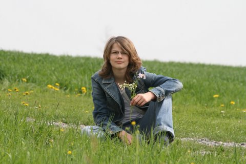 Sarah auf Frühlingswiese