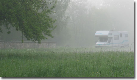 Wohnmobil im Nebel