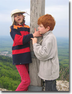 Sarah und Fabian an einem Gipfelkreuz