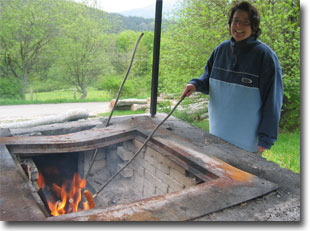 Annemarie am Lagerfeuer