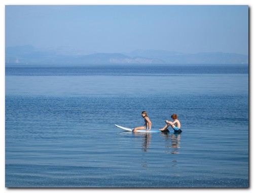 Sarah und Fabian auf dem Surfbrett