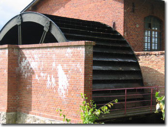 Dieses Wasserrad treibt das Seil an