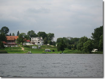 Der Platz vom Wasser aus betrachtet