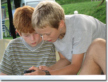 Die Jungs haben die Spiele auf dem GPS-Gerät entdeckt