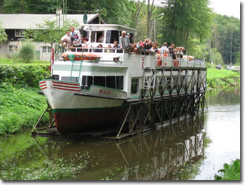 Der Seilzug setzt sich in Bewegung und zieht den Karren mit dem Schiff aus dem Wasser