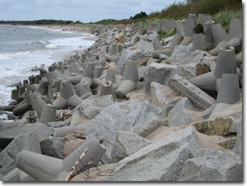 Panzersperren als Strandschutz