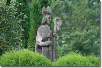 Aus Holzstämmen geschnitzte Figuren im Klosterpark