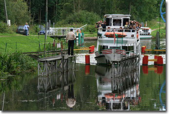 Ein Schiff fährt in das Gestell