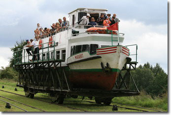 Auf dem Schiff wird fleißig fotografiert und gefilmt